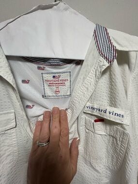Vineyard Vines White seersucker PerformanceButton-Down with Red and Blue Accent